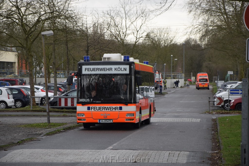 Einsatz BF Koeln Schule Burgwiesenstr Koeln Holweide P083.JPG - Miklos Laubert